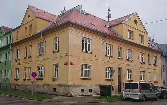 Rodinný dům před zateplením a renovací fasády